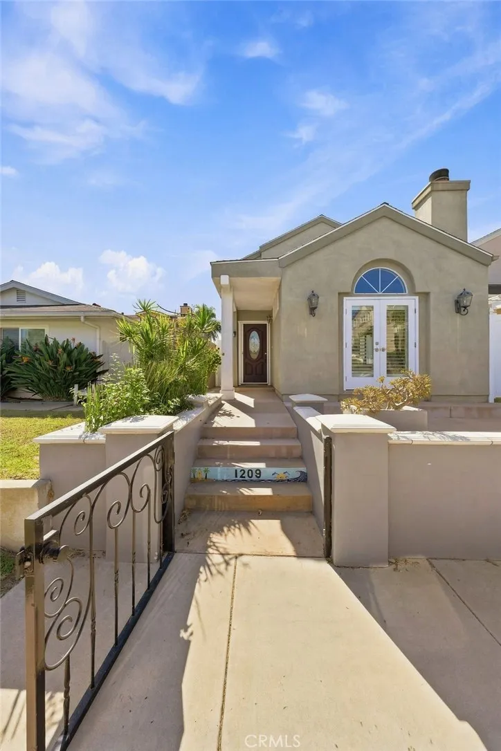 1209 Huntington Street Huntington Beach, CA 92648