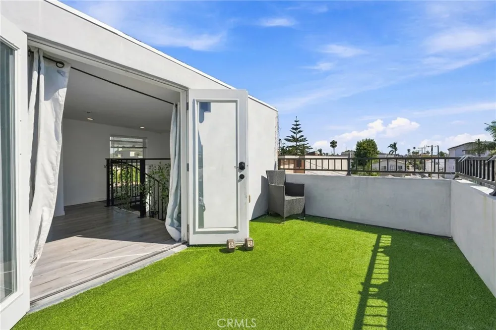 1209 Huntington Street Huntington Beach, CA 92648