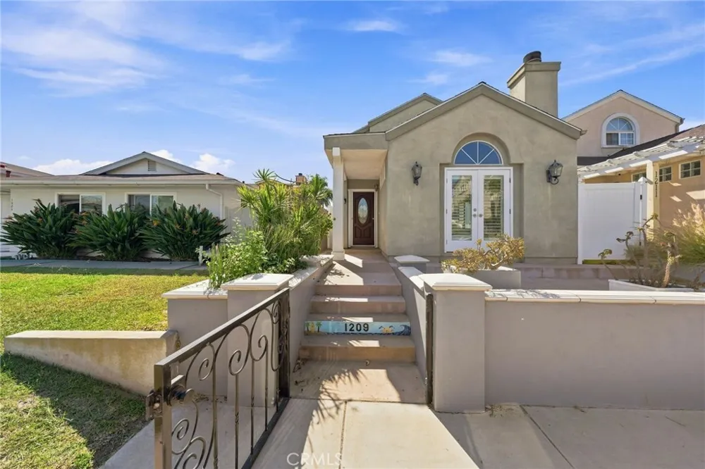1209 Huntington Street Huntington Beach, CA 92648
