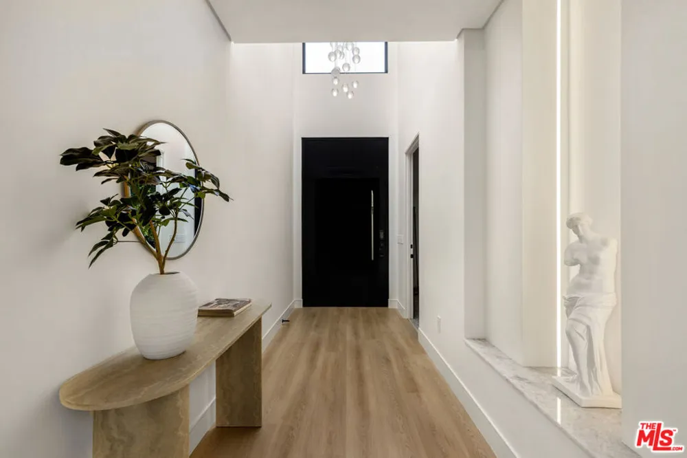 5216 Etiwanda Avenue Los Angeles, CA 91356