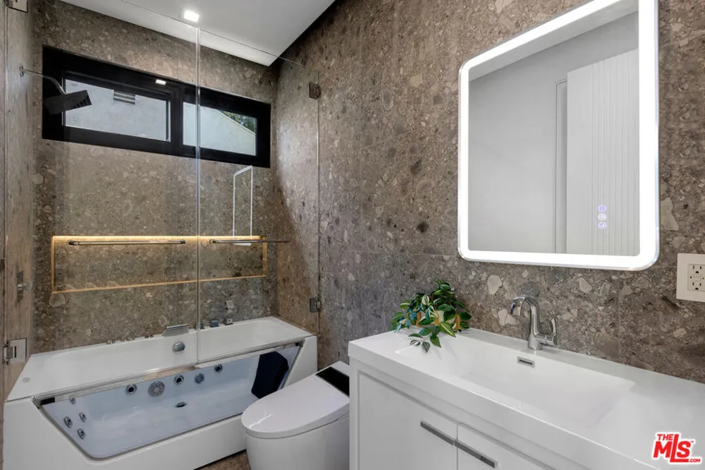 5216 Etiwanda Avenue Los Angeles, CA 91356