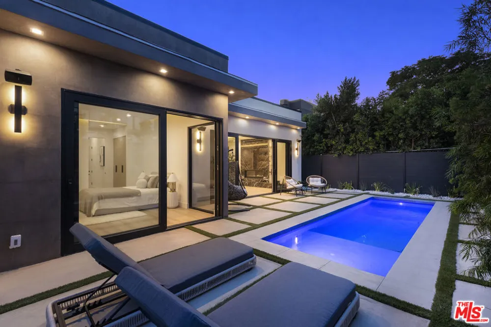 5216 Etiwanda Avenue Los Angeles, CA 91356