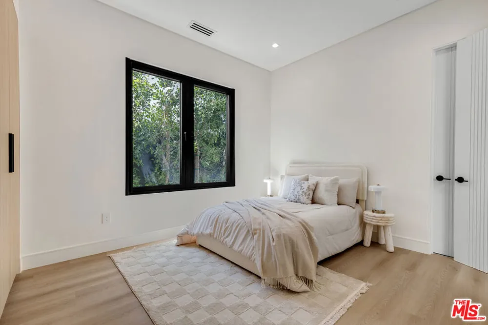 5216 Etiwanda Avenue Los Angeles, CA 91356
