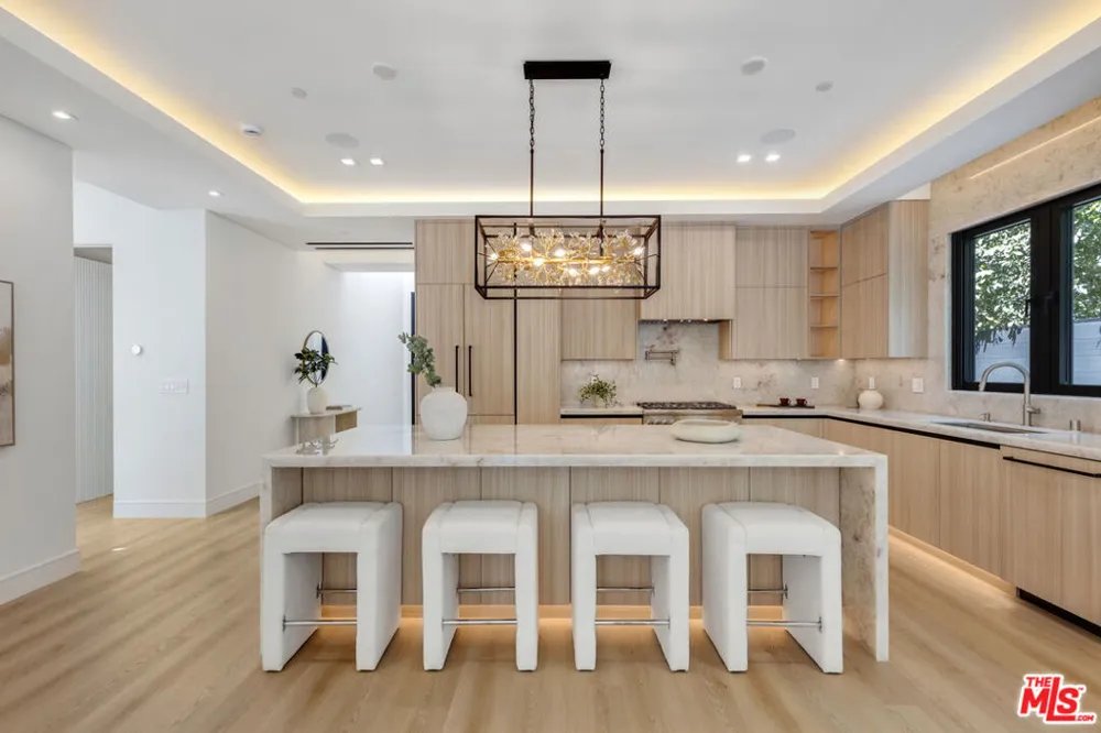 5216 Etiwanda Avenue Los Angeles, CA 91356