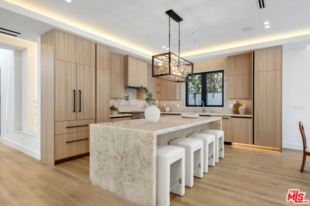 5216 Etiwanda Avenue Los Angeles, CA 91356