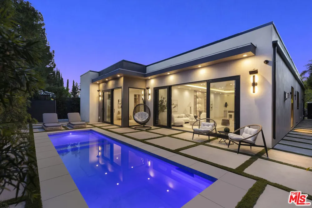 5216 Etiwanda Avenue Los Angeles, CA 91356