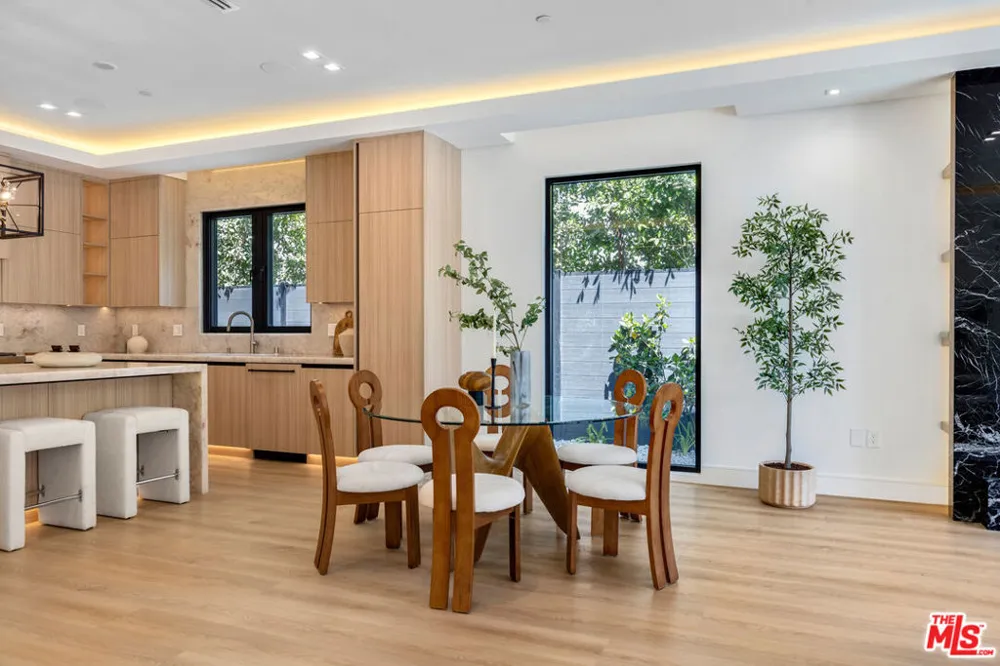 5216 Etiwanda Avenue Los Angeles, CA 91356