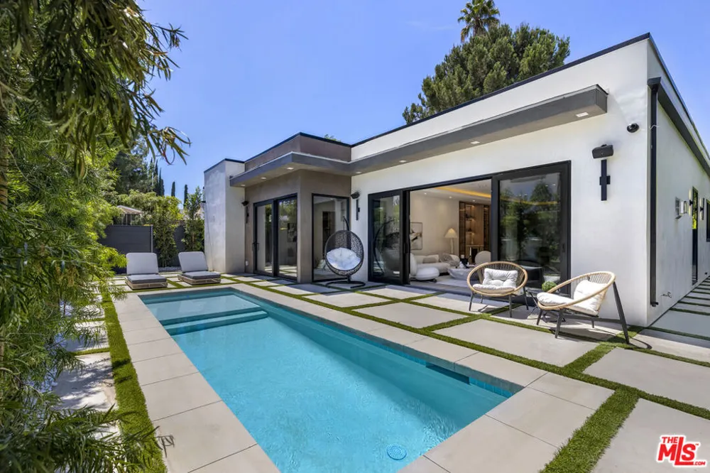 5216 Etiwanda Avenue Los Angeles, CA 91356