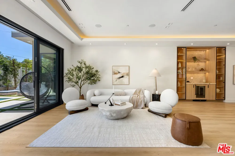5216 Etiwanda Avenue Los Angeles, CA 91356