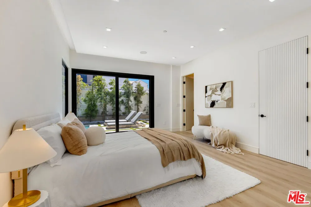 5216 Etiwanda Avenue Los Angeles, CA 91356