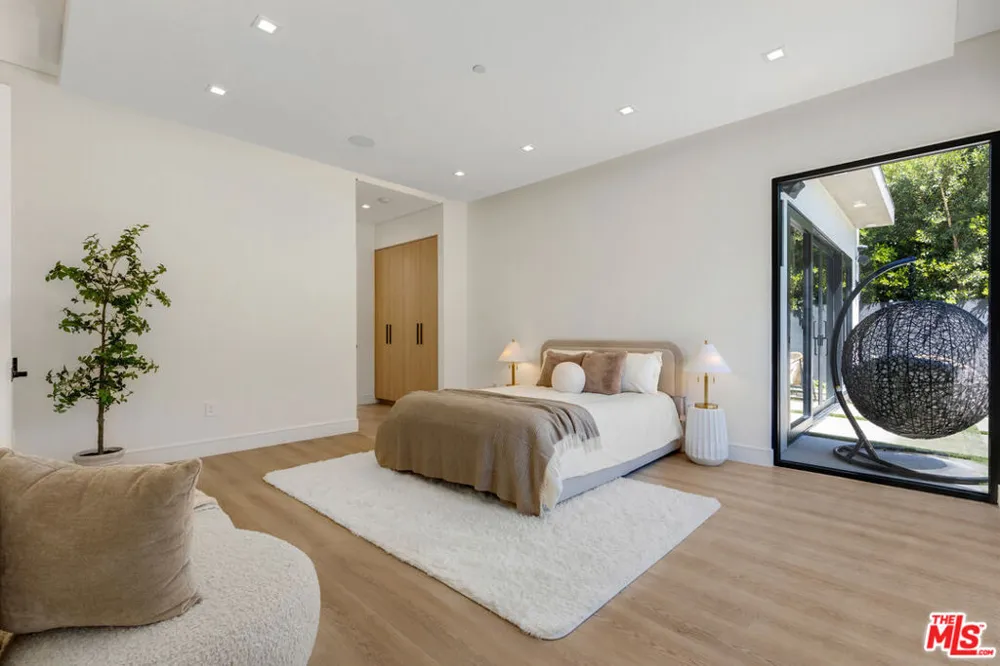 5216 Etiwanda Avenue Los Angeles, CA 91356