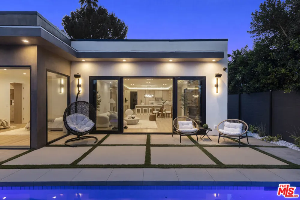 5216 Etiwanda Avenue Los Angeles, CA 91356