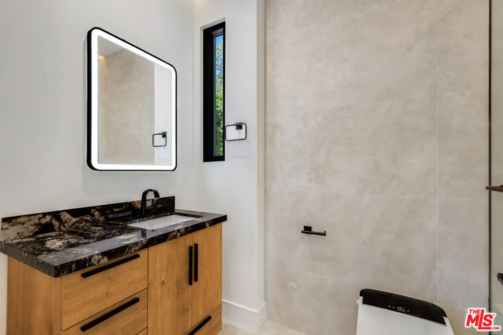 5216 Etiwanda Avenue Los Angeles, CA 91356