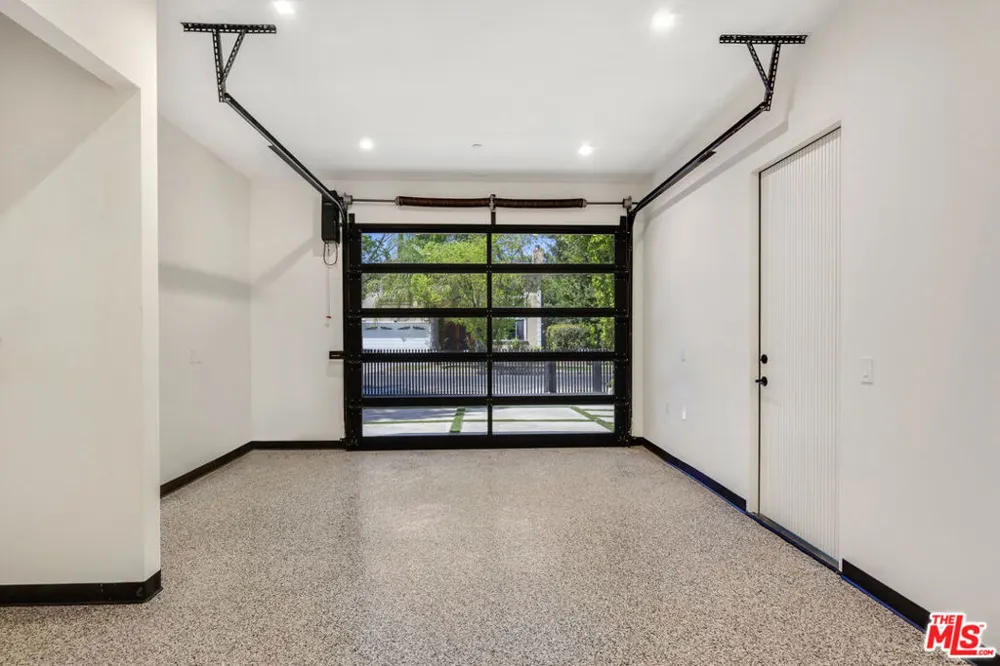 5216 Etiwanda Avenue Los Angeles, CA 91356