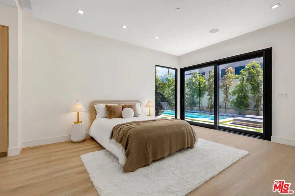 5216 Etiwanda Avenue Los Angeles, CA 91356