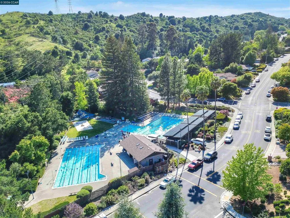 3960 Campolindo drive Moraga, CA 94556