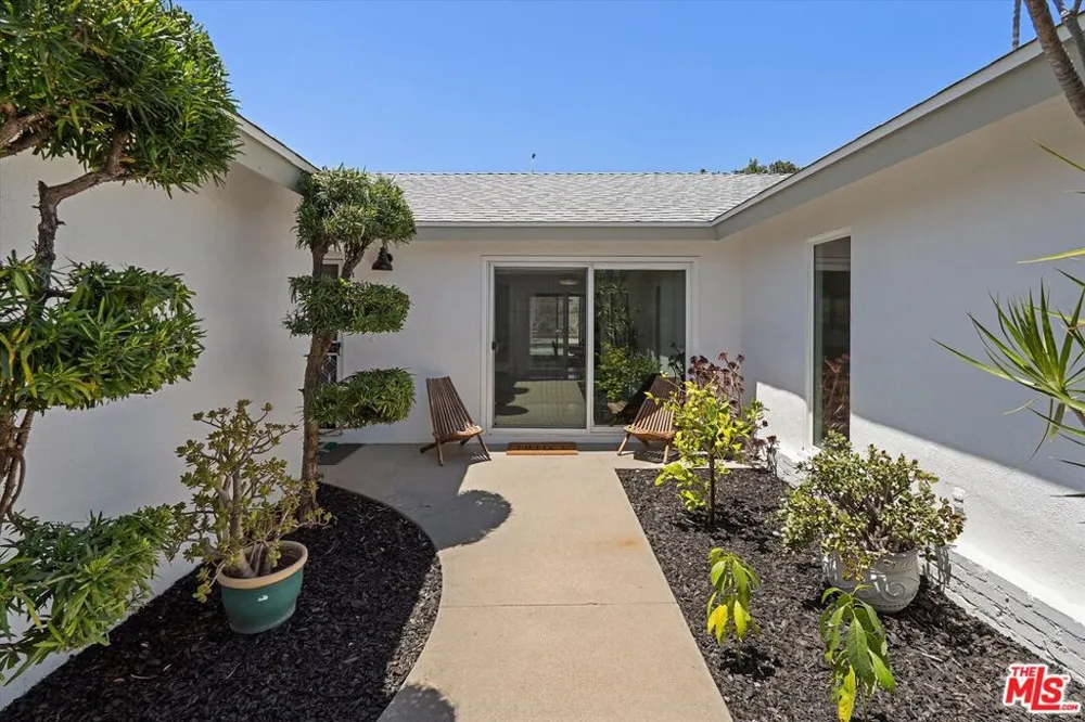 8977 Riderwood Drive Sunland, CA 91040