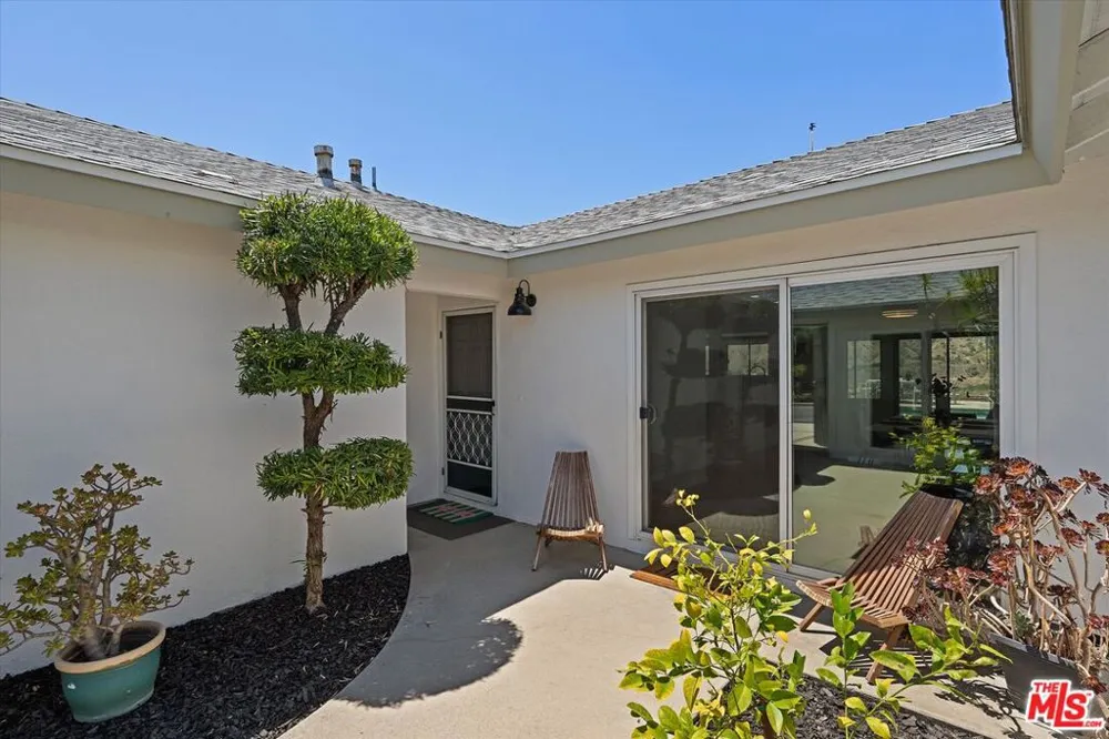 8977 Riderwood Drive Sunland, CA 91040