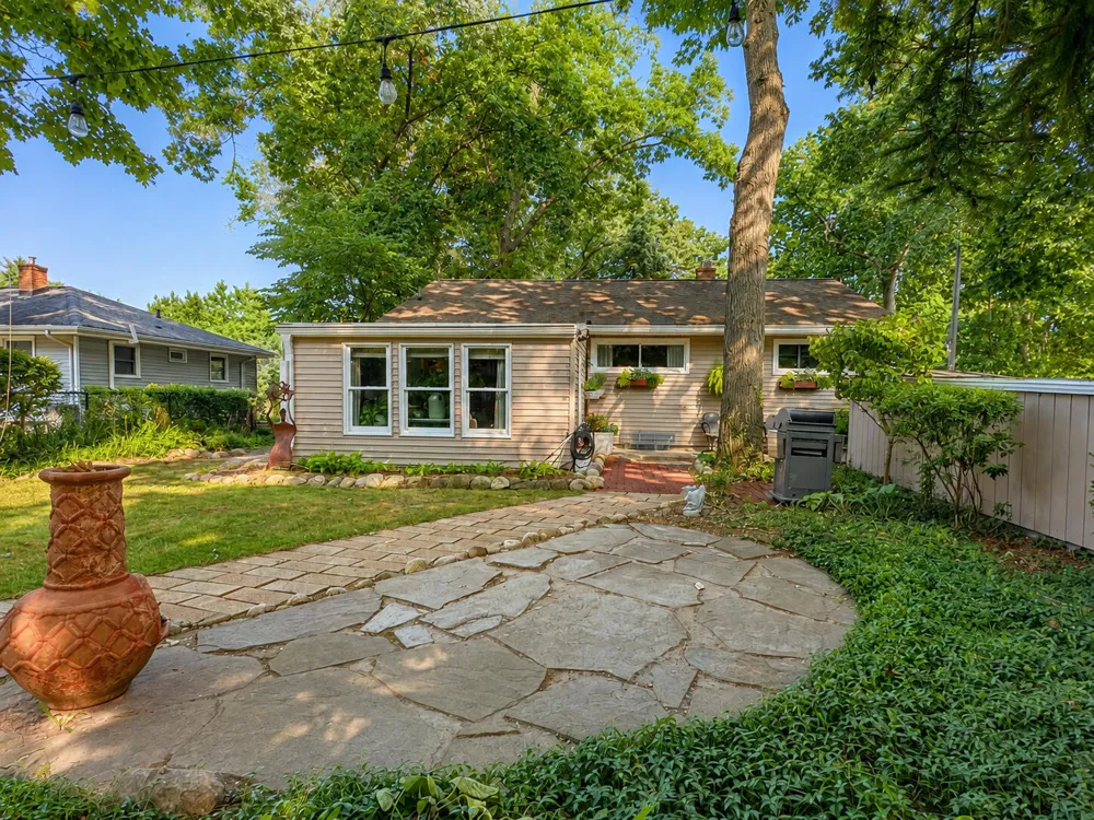 3221 Virginia Avenue Kalamazoo, MI 49004