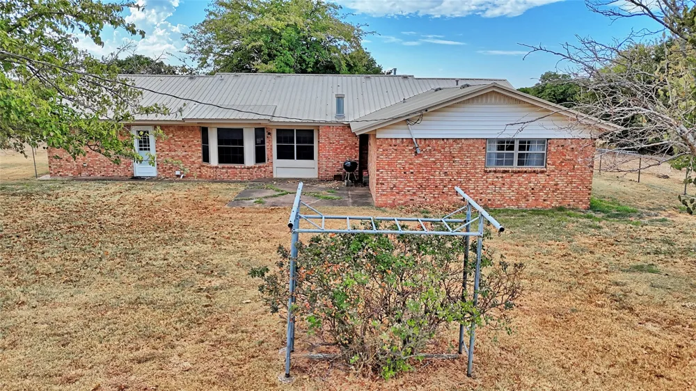 437 Jakes Road Bowie, TX 76230