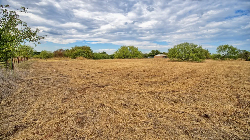 437 Jakes Road Bowie, TX 76230