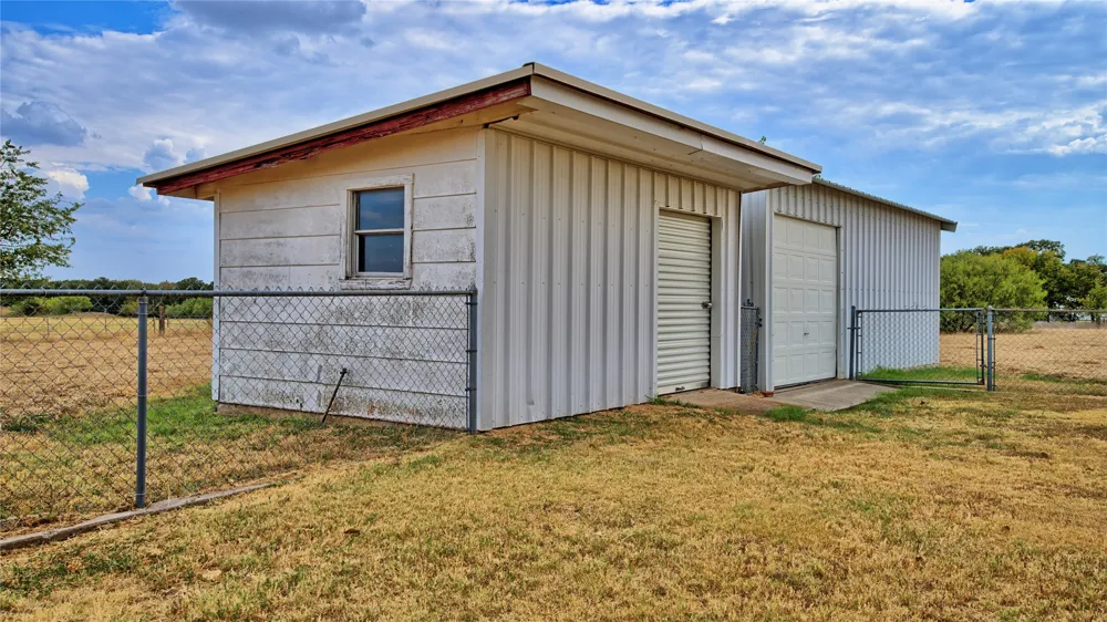 437 Jakes Road Bowie, TX 76230