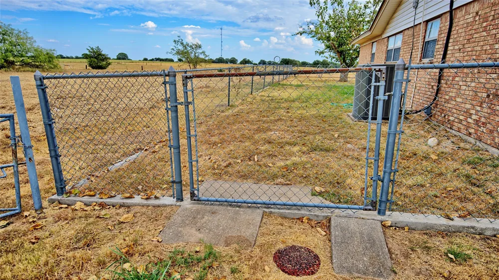 437 Jakes Road Bowie, TX 76230
