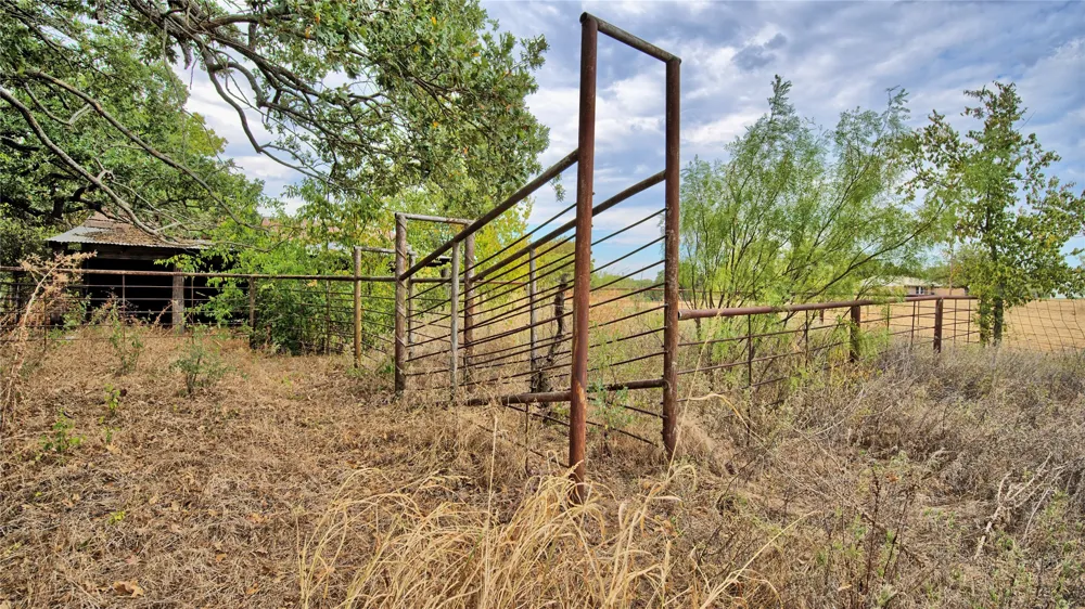 437 Jakes Road Bowie, TX 76230