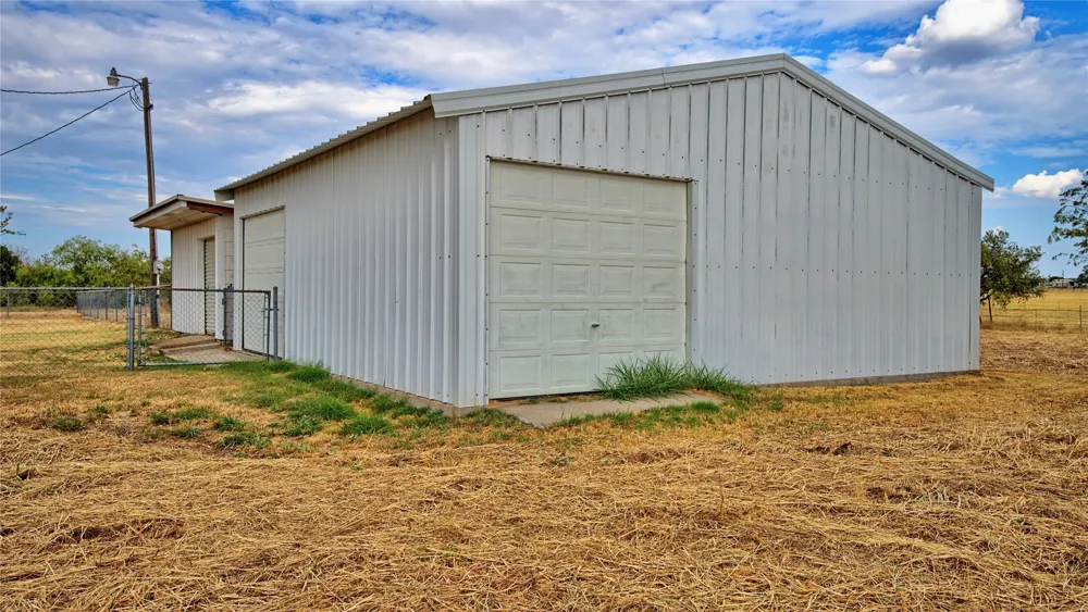437 Jakes Road Bowie, TX 76230