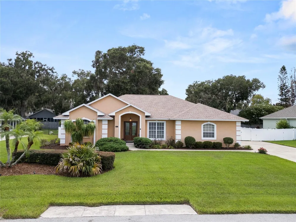318 HAMILTON SHORES DRIVE NE Winter Haven, FL 33881