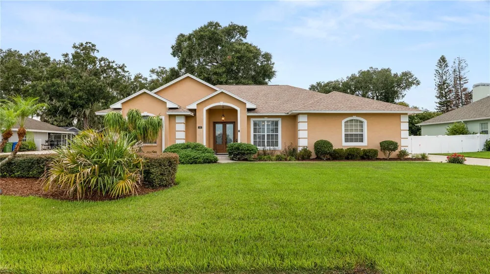 318 HAMILTON SHORES DRIVE NE Winter Haven, FL 33881