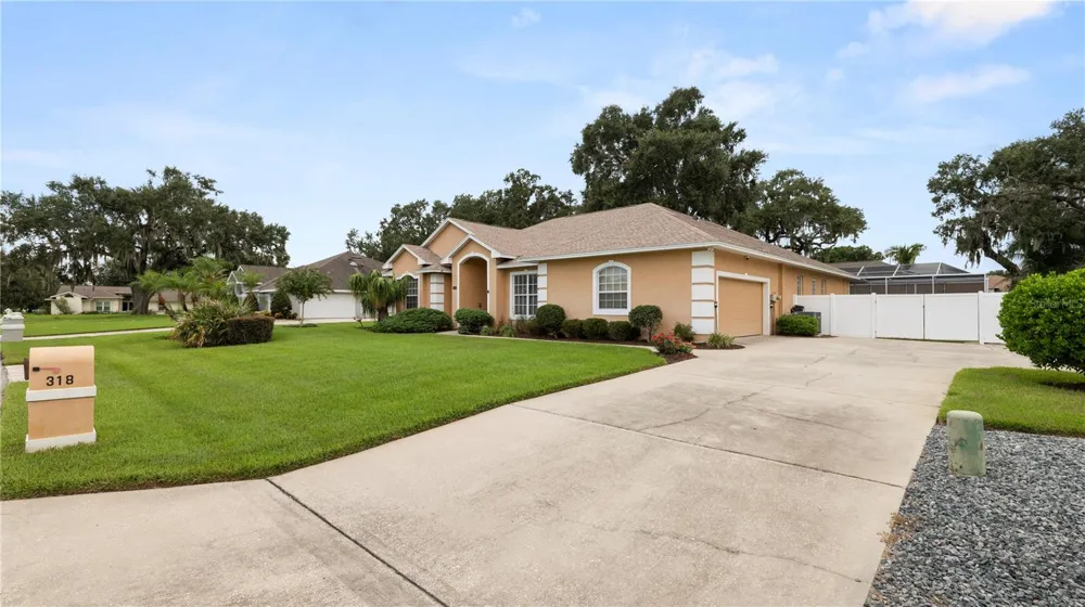 318 HAMILTON SHORES DRIVE NE Winter Haven, FL 33881