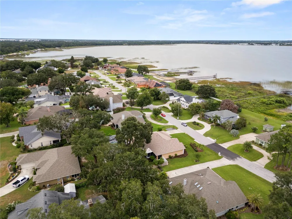 318 HAMILTON SHORES DRIVE NE Winter Haven, FL 33881