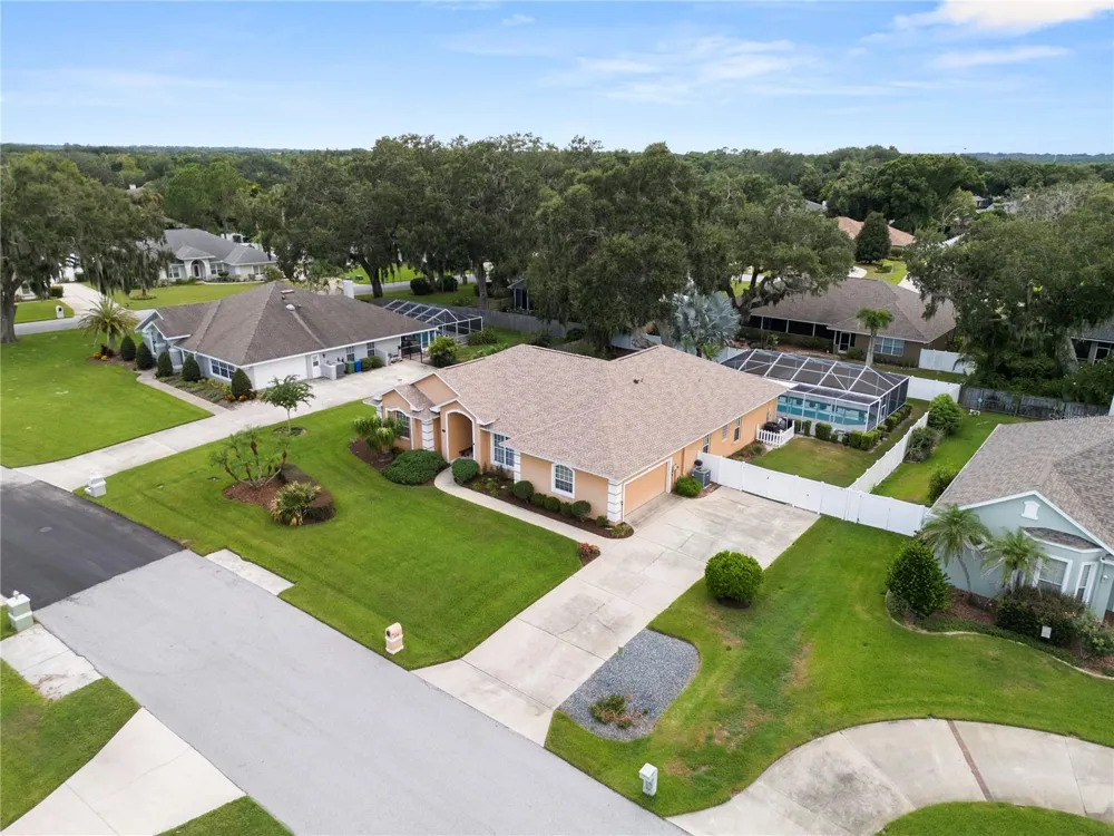 318 HAMILTON SHORES DRIVE NE Winter Haven, FL 33881