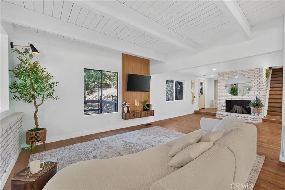 30916 Glen Oak Running Springs, CA 92382