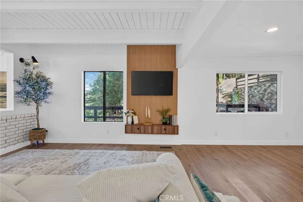 30916 Glen Oak Running Springs, CA 92382