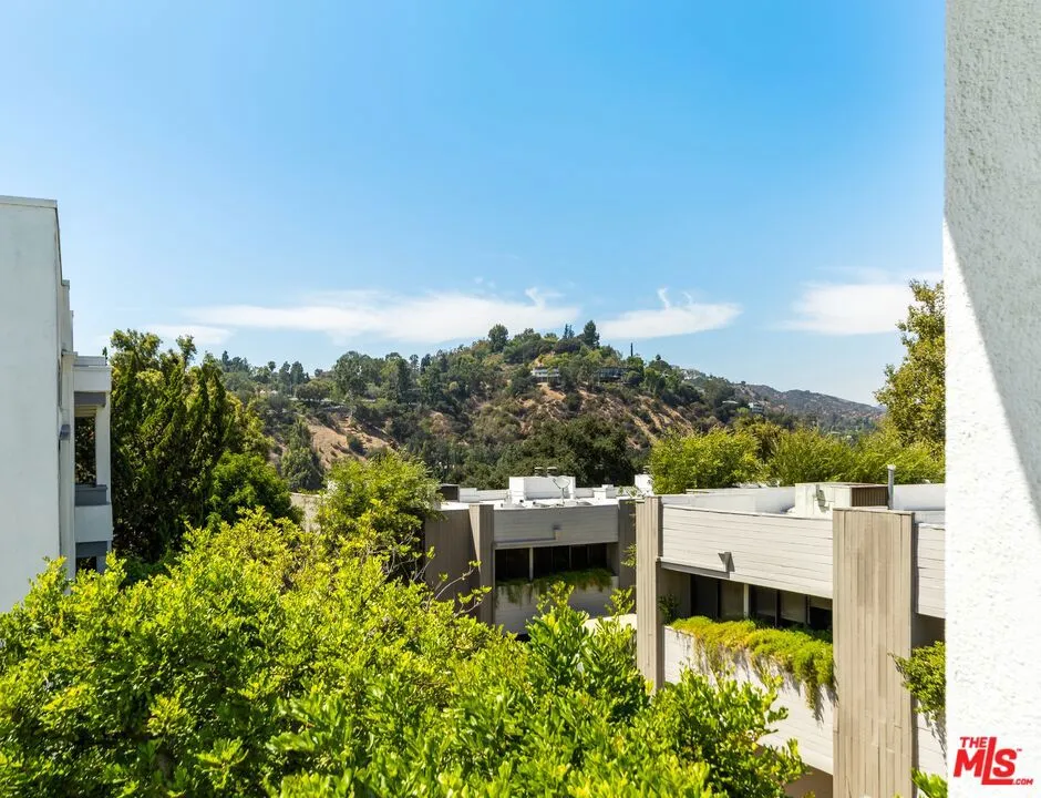 190 Arroyo Terrace #305 Pasadena, CA 91103