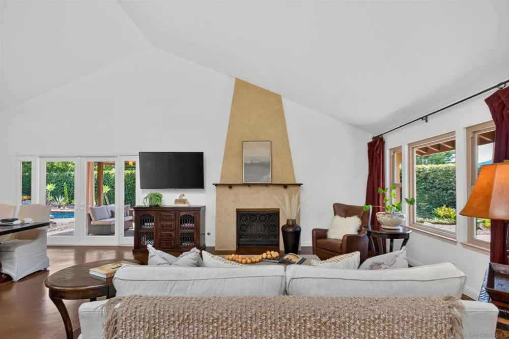 3220 Avenida Reposo Escondido, CA 92029