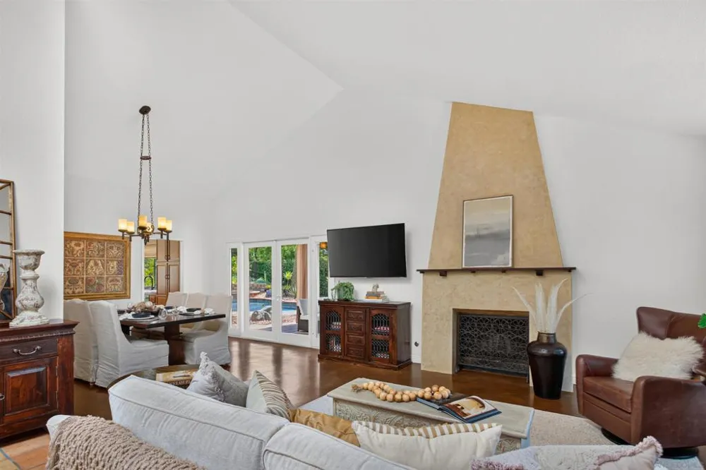 3220 Avenida Reposo Escondido, CA 92029