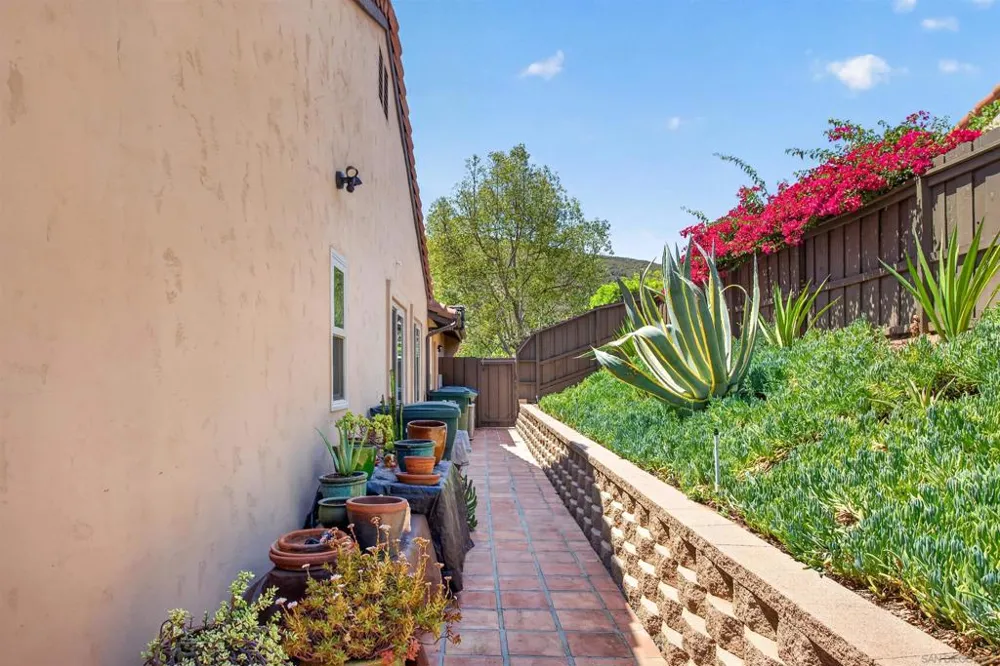 3220 Avenida Reposo Escondido, CA 92029