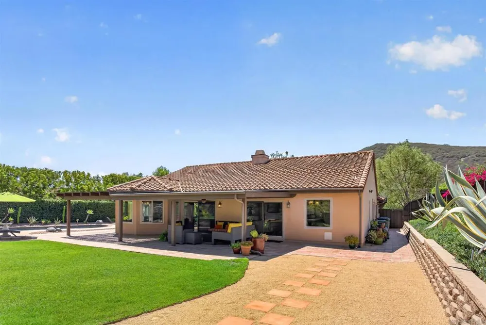 3220 Avenida Reposo Escondido, CA 92029