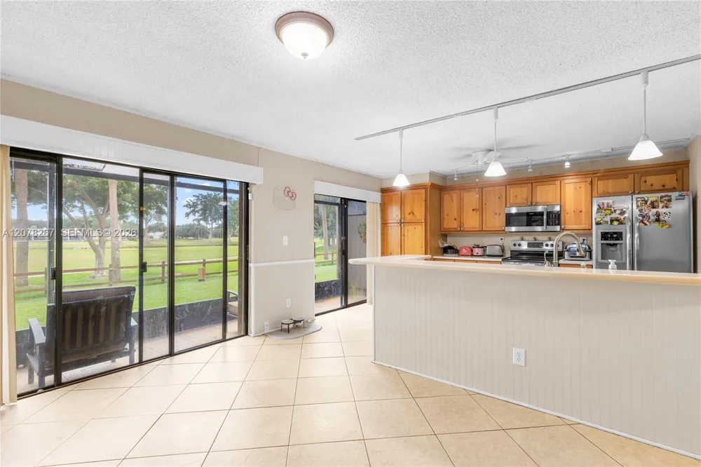 1231 W Fairway Rd Pembroke Pines, FL 33026