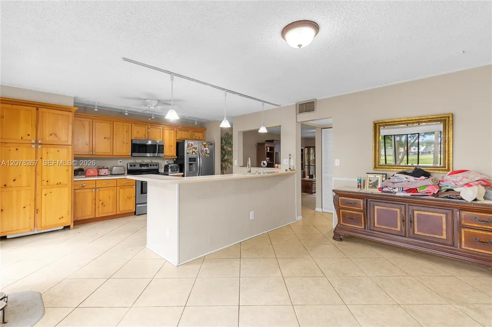 1231 W Fairway Rd Pembroke Pines, FL 33026