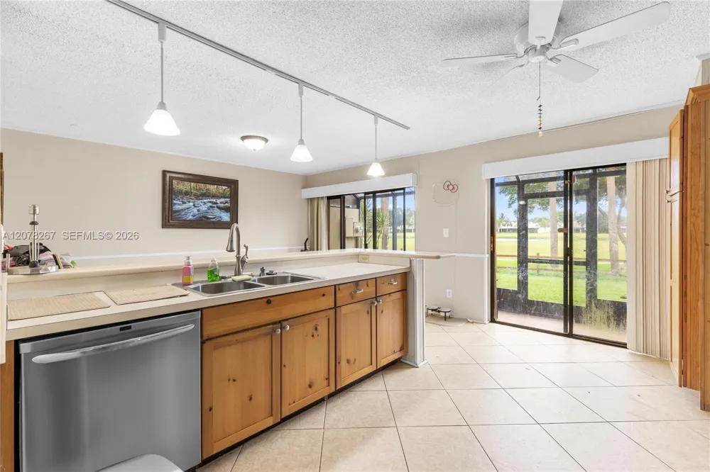 1231 W Fairway Rd Pembroke Pines, FL 33026