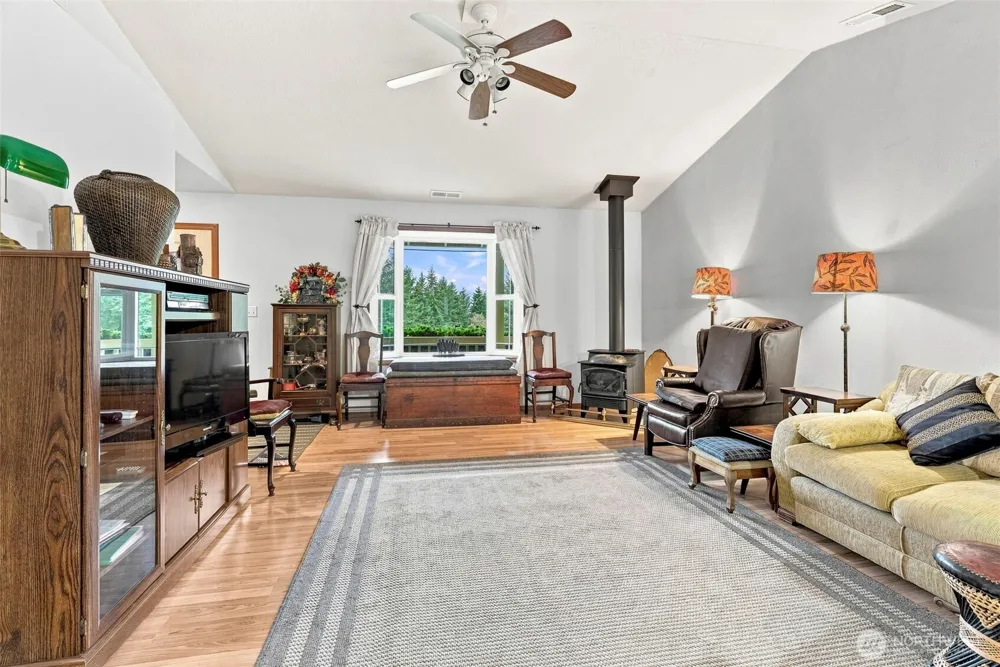 10 Par Drive Cathlamet, WA 98612