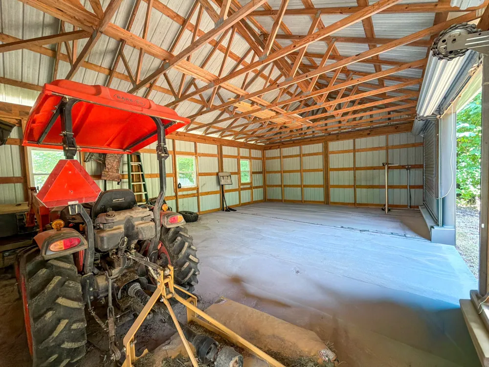 2195 Whiteoak Rd E Clifton, TN 38425
