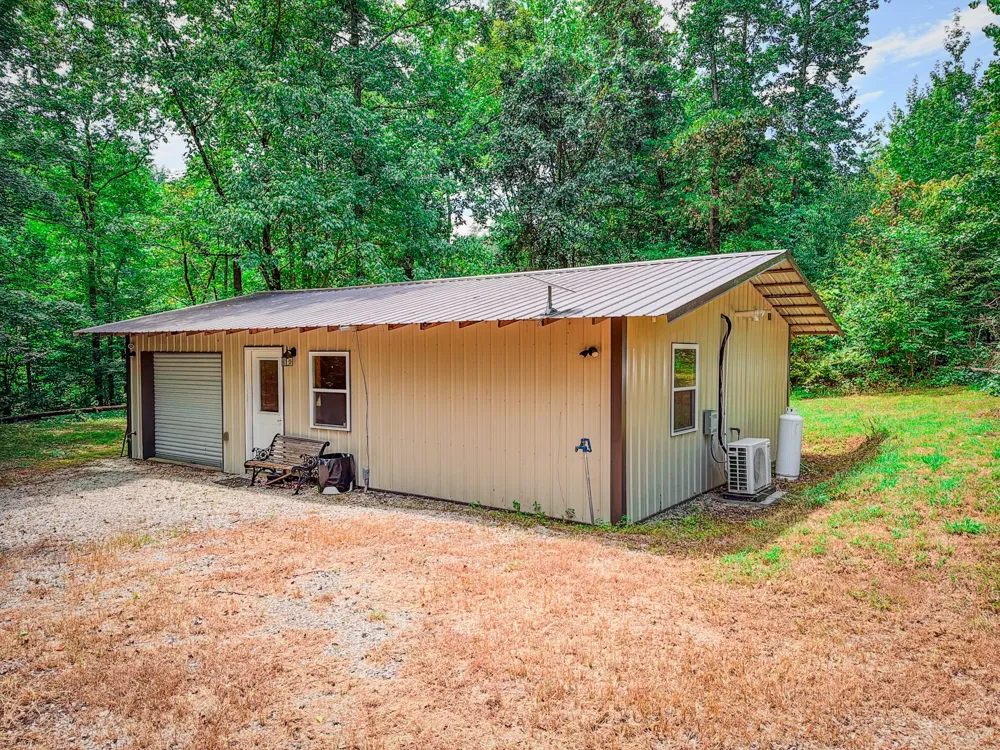 2195 Whiteoak Rd E Clifton, TN 38425