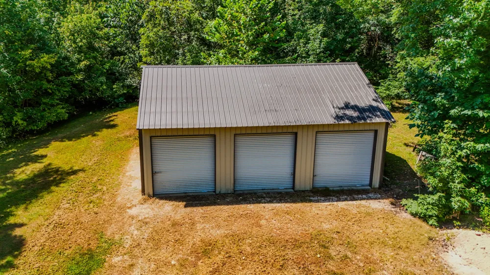 2195 Whiteoak Rd E Clifton, TN 38425