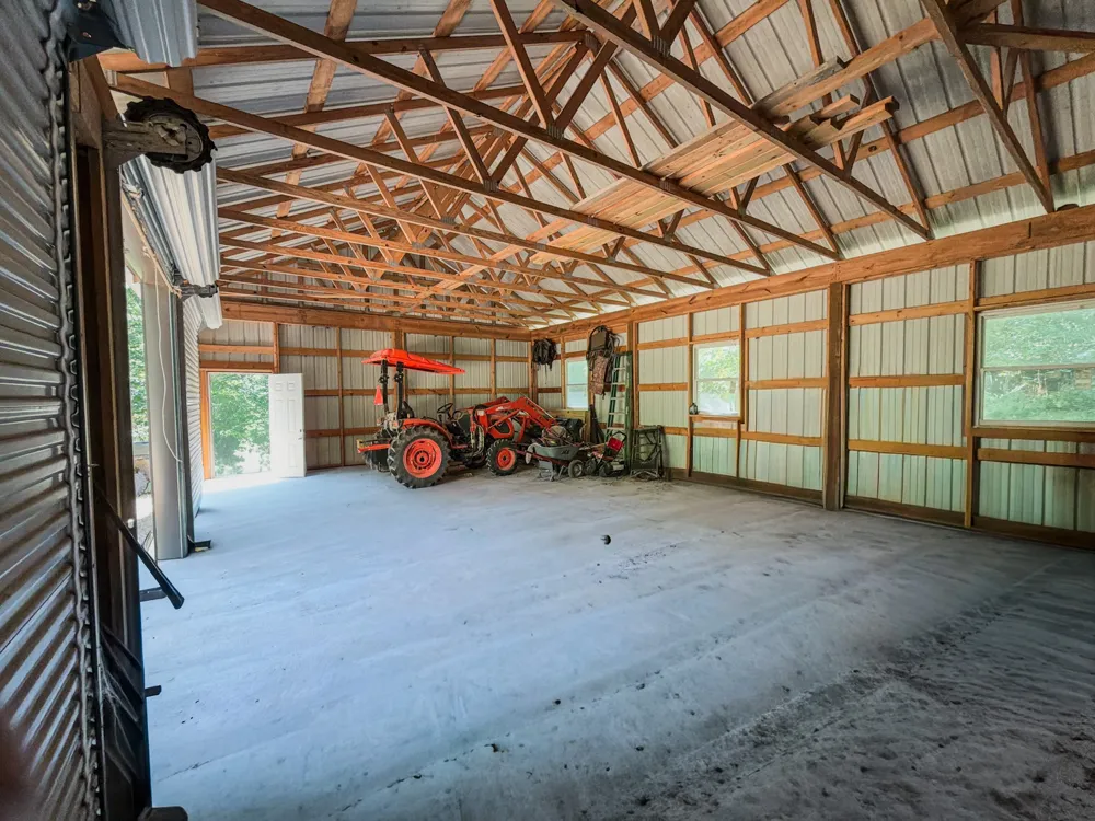 2195 Whiteoak Rd E Clifton, TN 38425