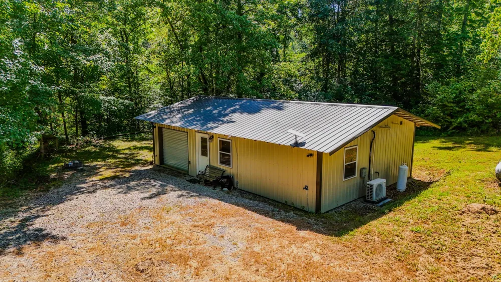 2195 Whiteoak Rd E Clifton, TN 38425
